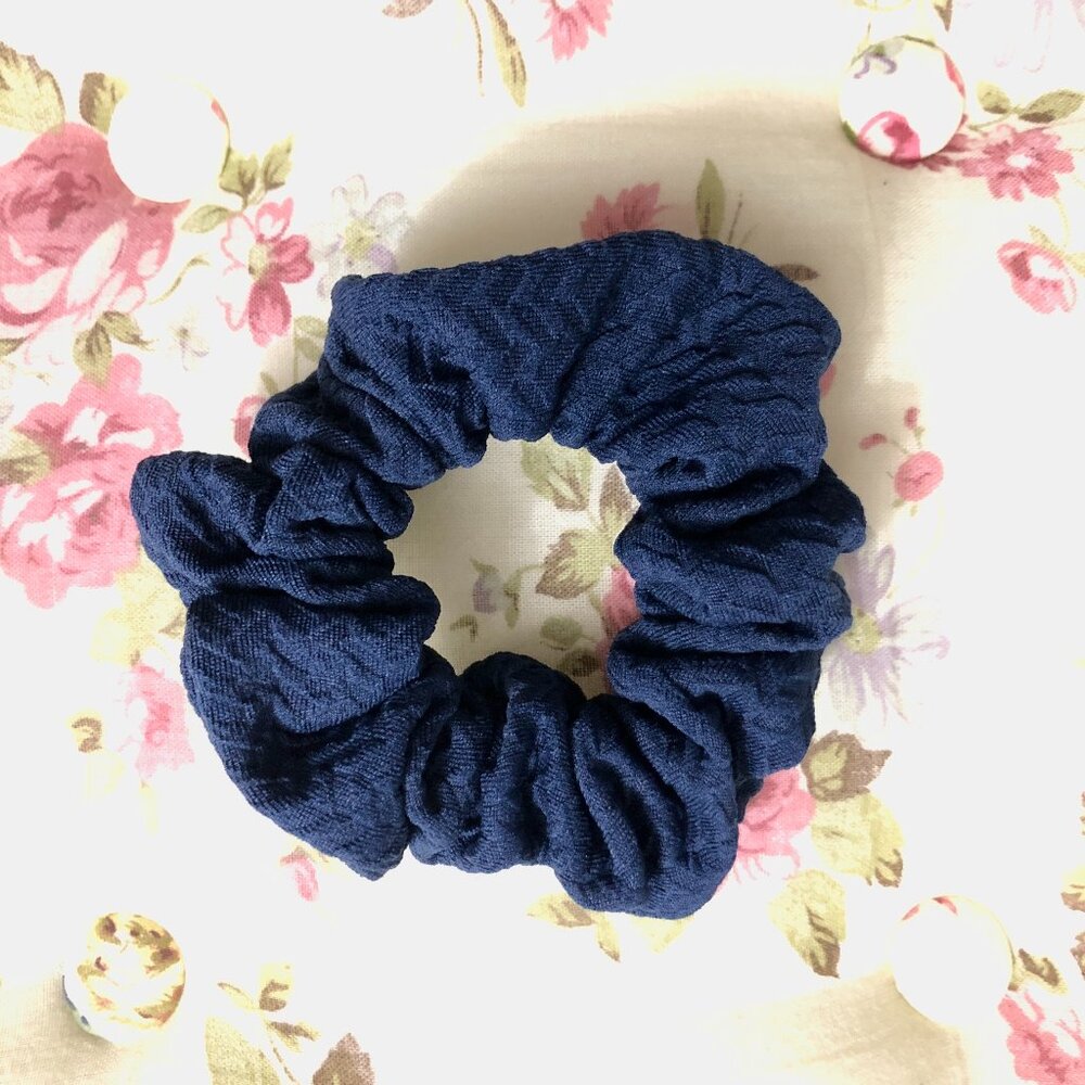 🩵 Free add-on ||  Navy textured fabric scrunchie